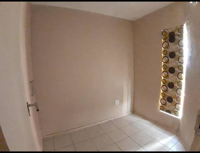 2 BEDROOM PROPERTY TO RENT IN KEMPTON PARK CENTRAL
